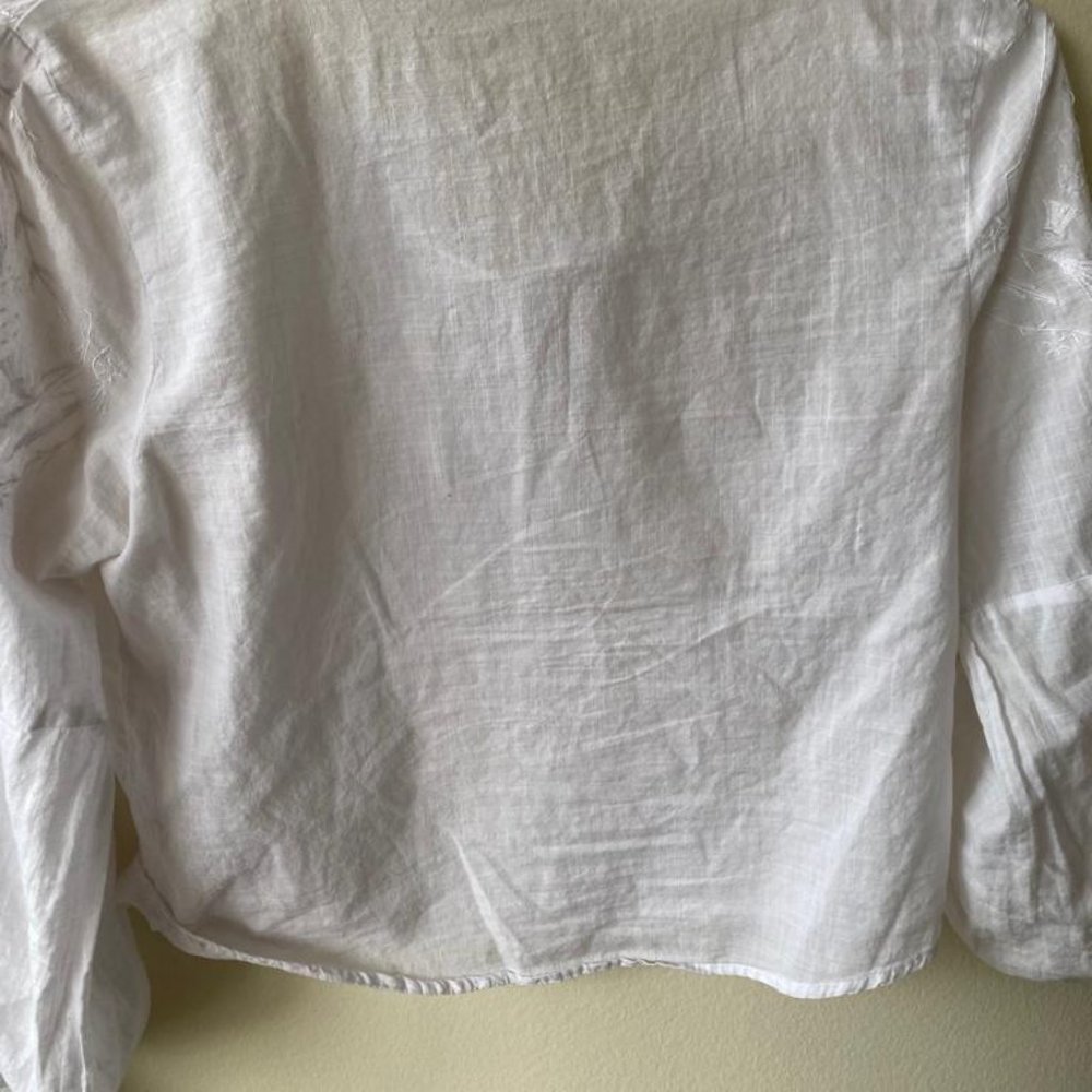 White top - Picture 2 of 3